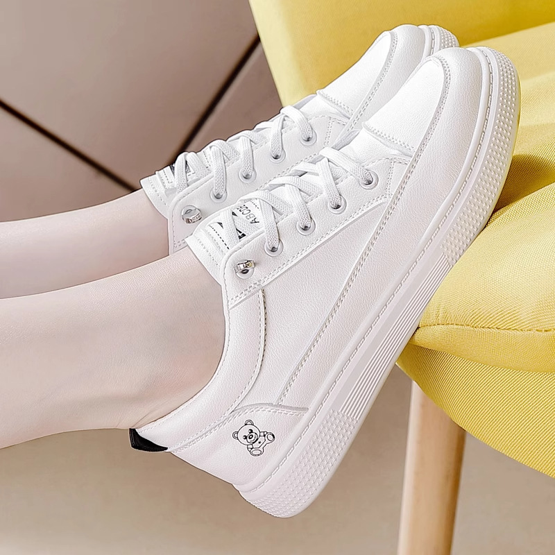 2026 zapatos blancos de primavera nuevos zapatos de estilo coreano para niñas estudiantes aumentaron suela gruesa zapatos casuales transpirables de cuero para mujeres 2066