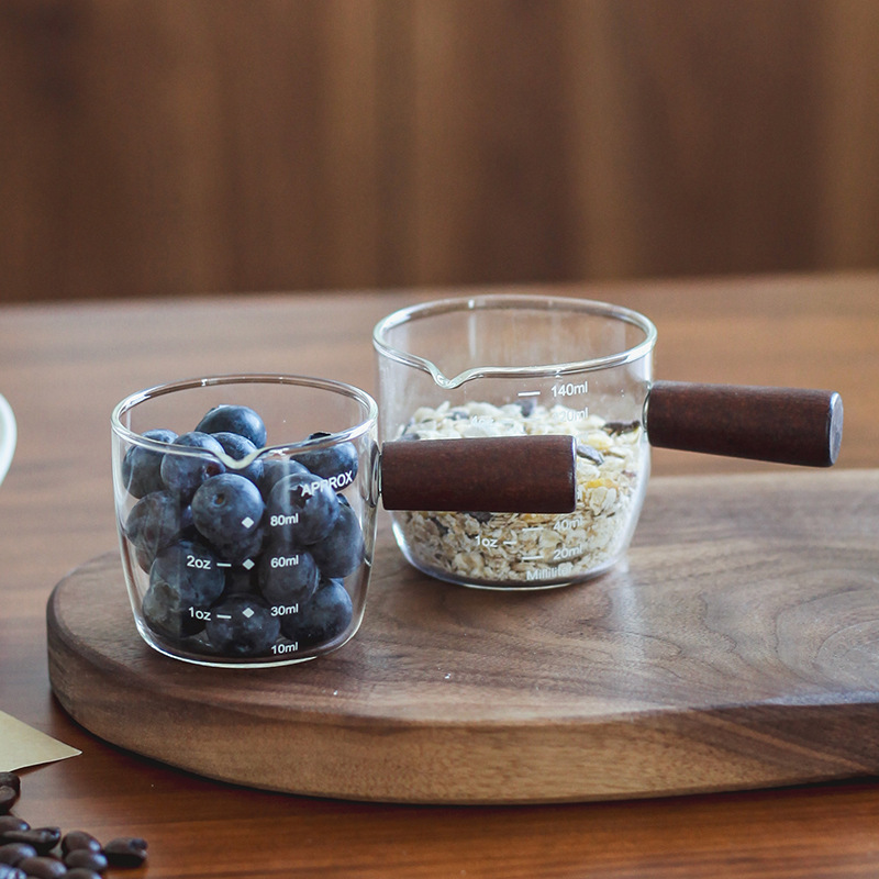 Japanese-Style Wooden Handle Small Milk Jug, Glass Milk Cup, Coffee Milk Extraction Cup with Scale, Mini Wooden Handle Sauce Jug