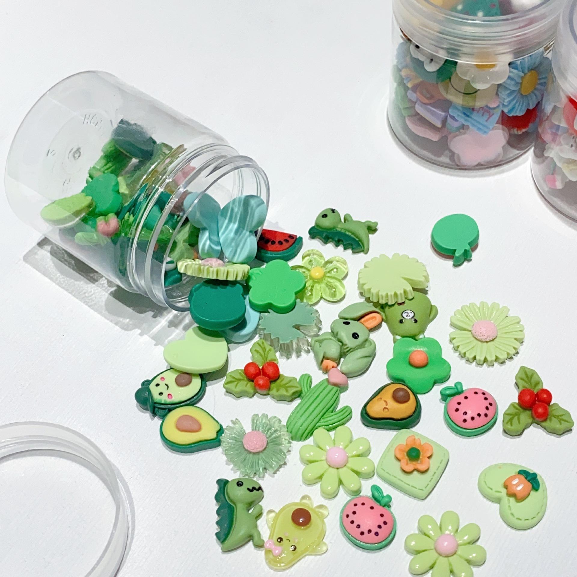 Directo de fábrica de color de dibujos animados mezclado DIY accesorios de resina al por mayor pegamento crema teléfono móvil Shell horquilla accesorios de producción