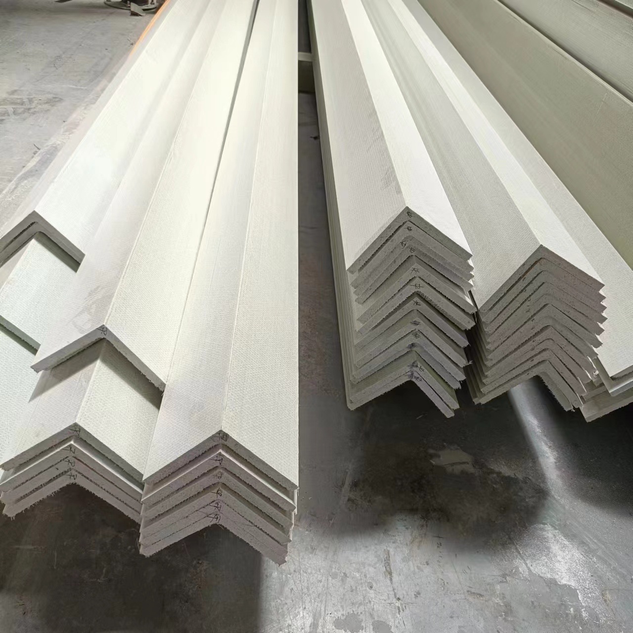 厂家批发玻璃钢角钢高强度耐腐蚀复合材料定耐高温制各种颜色玻纤