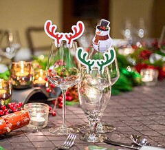 クリスマスのワイングラスのカードはクリスマスの帽子の老人のパーティーのカードの杯を飾ります。