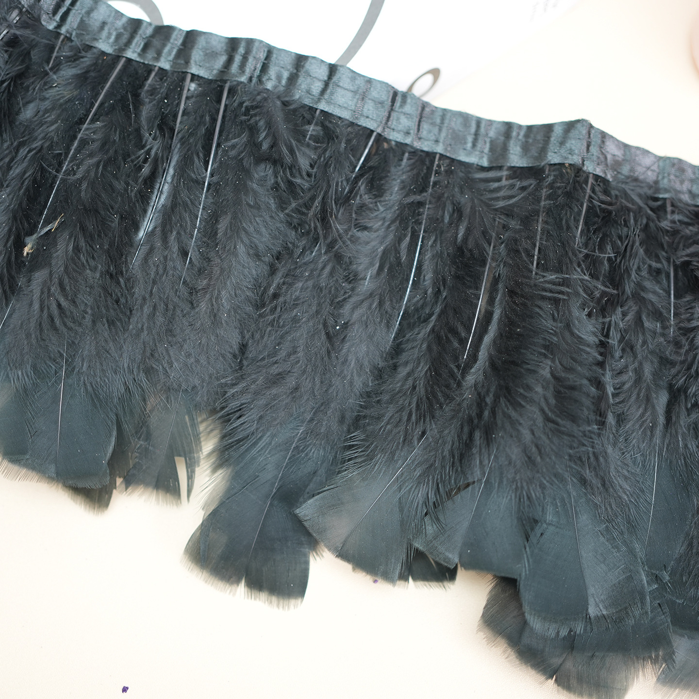 Plumas negras al por mayor DIY accesorios de decoración de ropa accesorios escenas de diseño de fábrica de plumas tienda directa