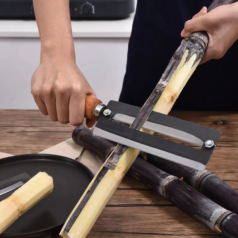 サトウキビの皮を削る道具はレタスの皮を削る器でパイナップルの皮を取ります。|undefined