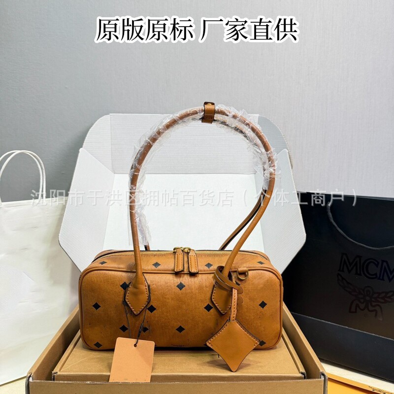 M-brand sausage bag Boston pillow bag can be worn over the shoulder, crossbody, or carried by hand, an essential bag for commuting, bowling bag M-brand sausage bag Boston pillow bag can be worn over the shoulder, crossbody, or carried by hand, an essential bag for commuting, bowling bag