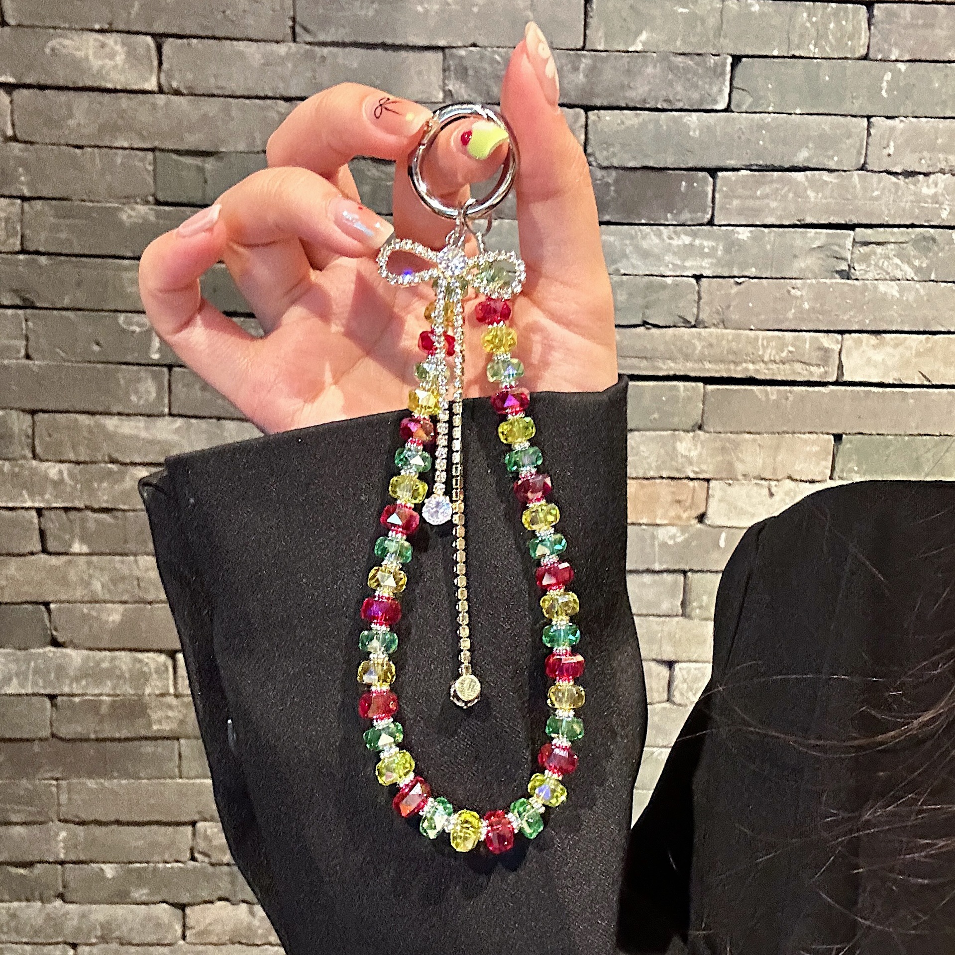 Boutique hecho a mano de alta gama para teléfono móvil cadena ins pulsera de diamantes de color femenino cordón de teléfono móvil de moda colgante de bolso corto