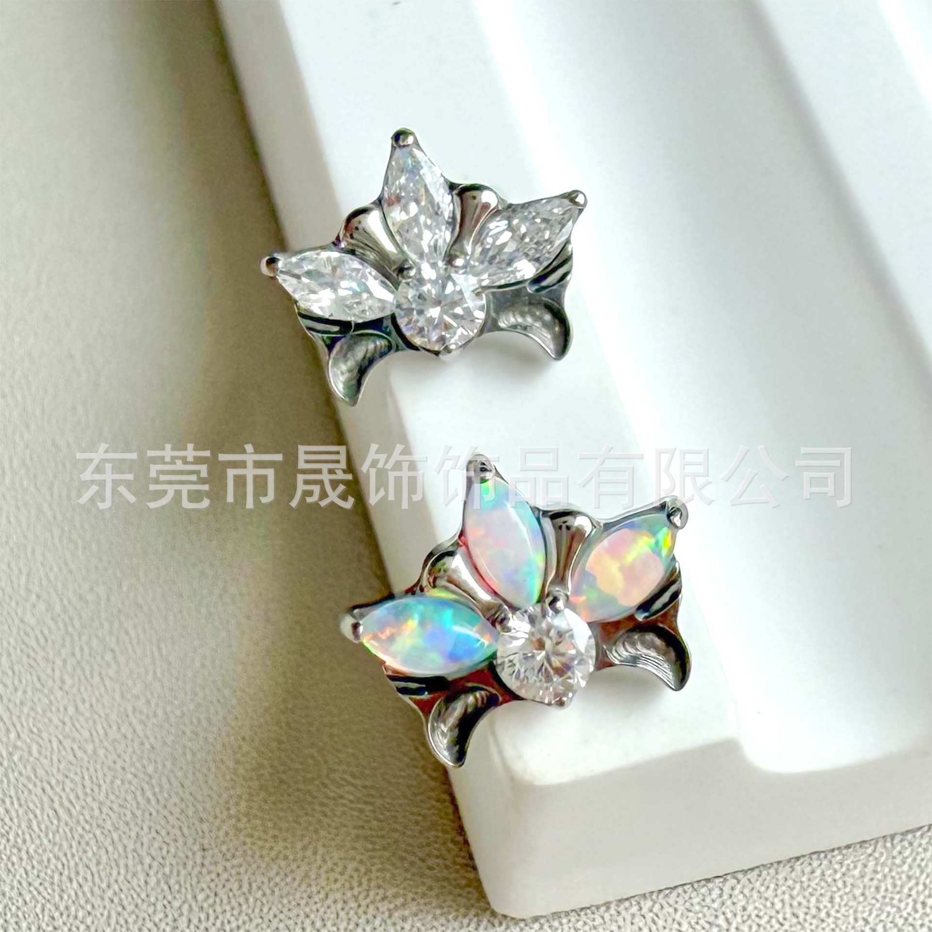 F136 Titanium Flower 卉型 Ear Stud Studded Cubic Zirconia Helix Cartilage Stud G23 Implant Grade Titanium 人体 Piercing Jewelry Cubic Zirconia Ear Stud