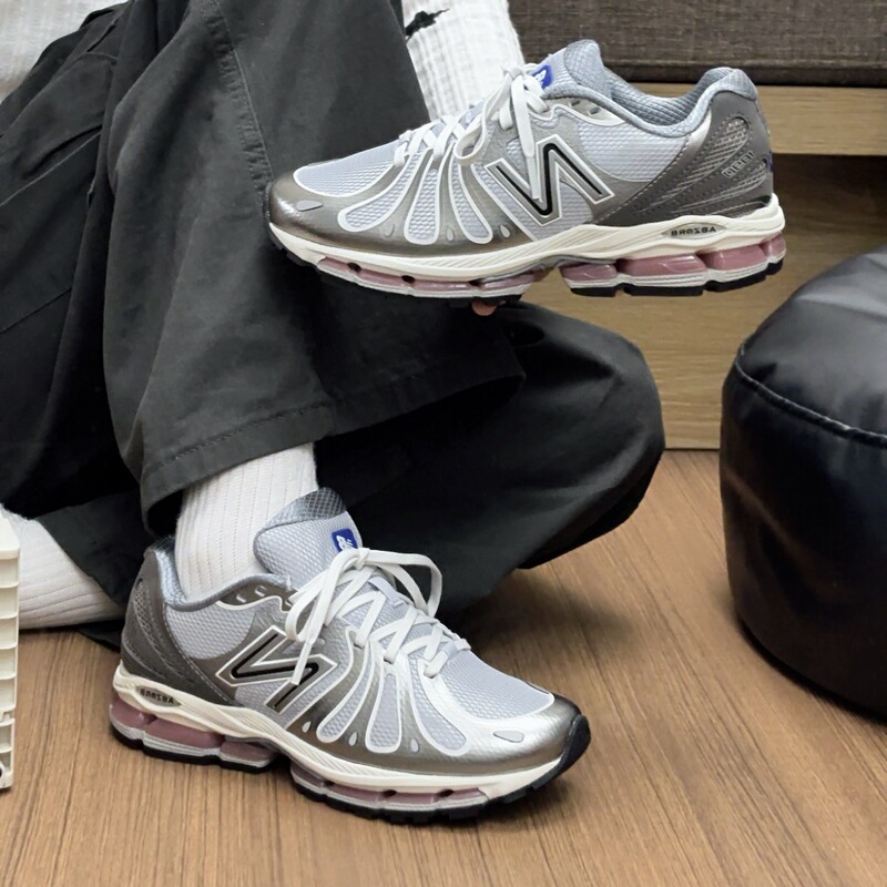 NB1890 running shoes from the company are cushioned, retro, breathable, chunky sneakers with a mesh upper, lightweight sports shoes, and casual running shoes for couples NB1890 running shoes from the company are cushioned, retro, breathable, chunky sneakers with a mesh upper, lightweight sports shoes, and casual running shoes for couples
