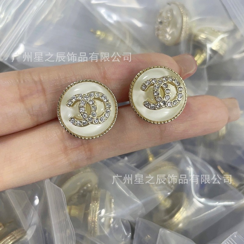 女性用の香りのよいダブルCラウンドホワイトボタンセットネックレス、女性用の小さな香りのイヤリング、工場卸売の実物写真|undefined