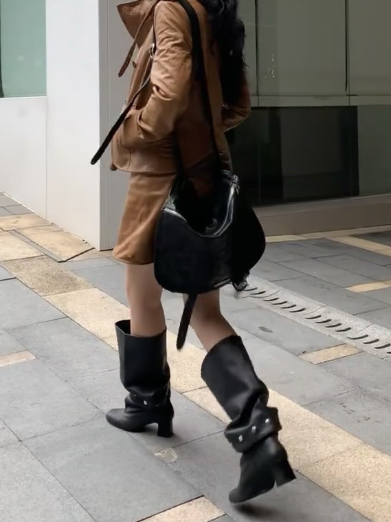 Overknee-Stiefel zum Hineinschlüpfen, brandneues Nietendesign mit verdickter Ferse, schmal geschnittene High-Top-Stiefel mit lockerer Passform, neuer Stil für Herbst/Winter 2025_voghion.com