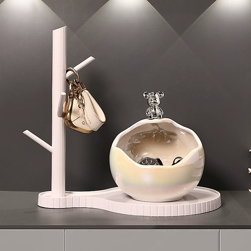 Легкий экстравагантный медведь на крыльце входа в дом