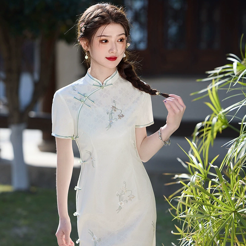 Элегантный ретро Новый китайский cheongsam 2025 Новый Весенний Летний Новый Новый Молодой Девушка Улучшенный Ежедневный Cheongsam Сложная кружевная вышивка