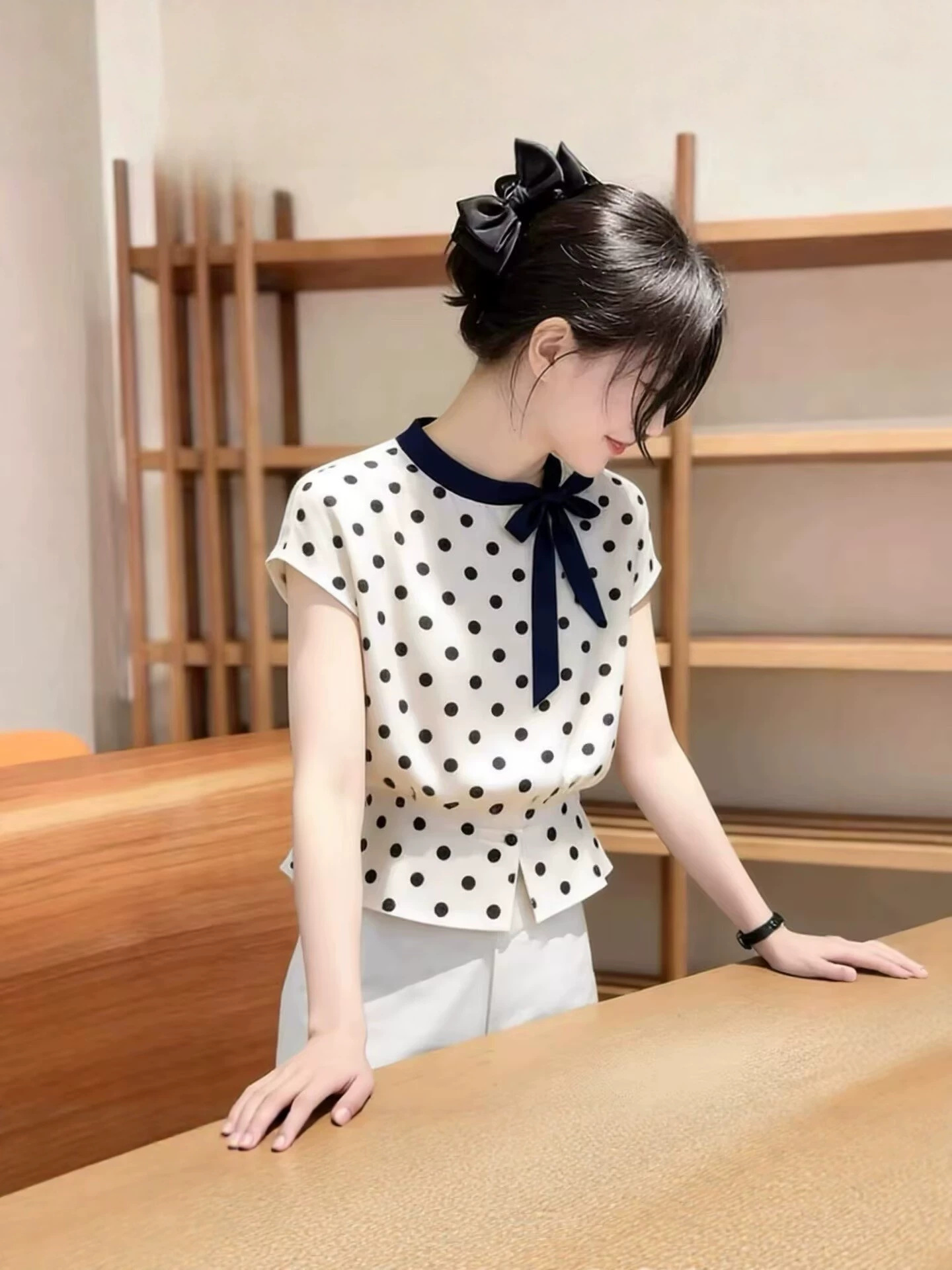Áo thun nữ tay ngắn cổ tròn họa tiết chấm bi nơ bướm — màu trắng