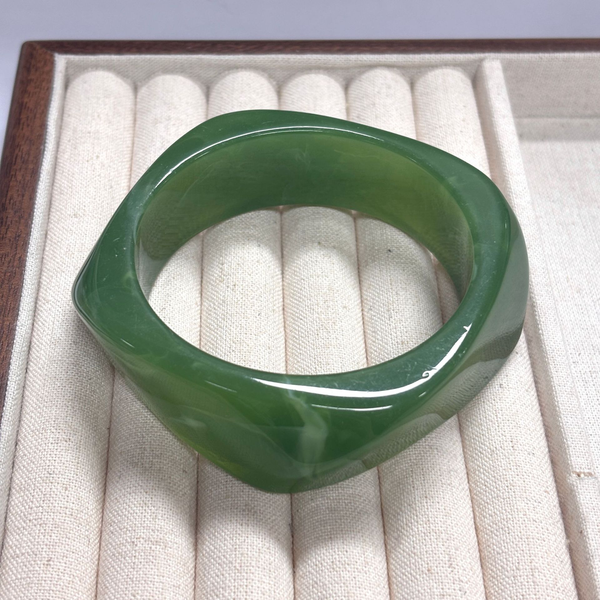 Diamond-shaped emerald green and white silk - inner diameter 65, weight 53g