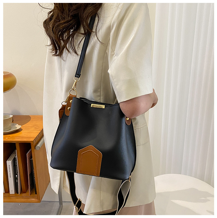 Women's Small Pu Leather Solid Color Preppy Style Bucket Magnetic Buckle Bucket Bag display picture 5