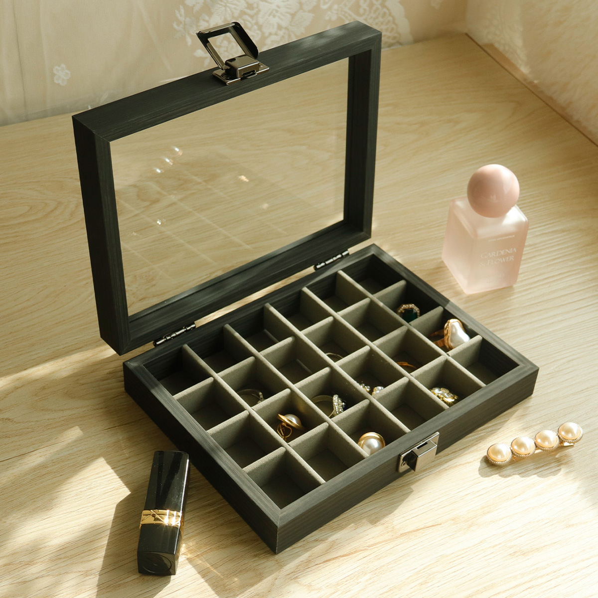 ��̴ľ�Ʋ����촰24�����κ����׶���չʾ���ɷ����鱦��С����Ʒ