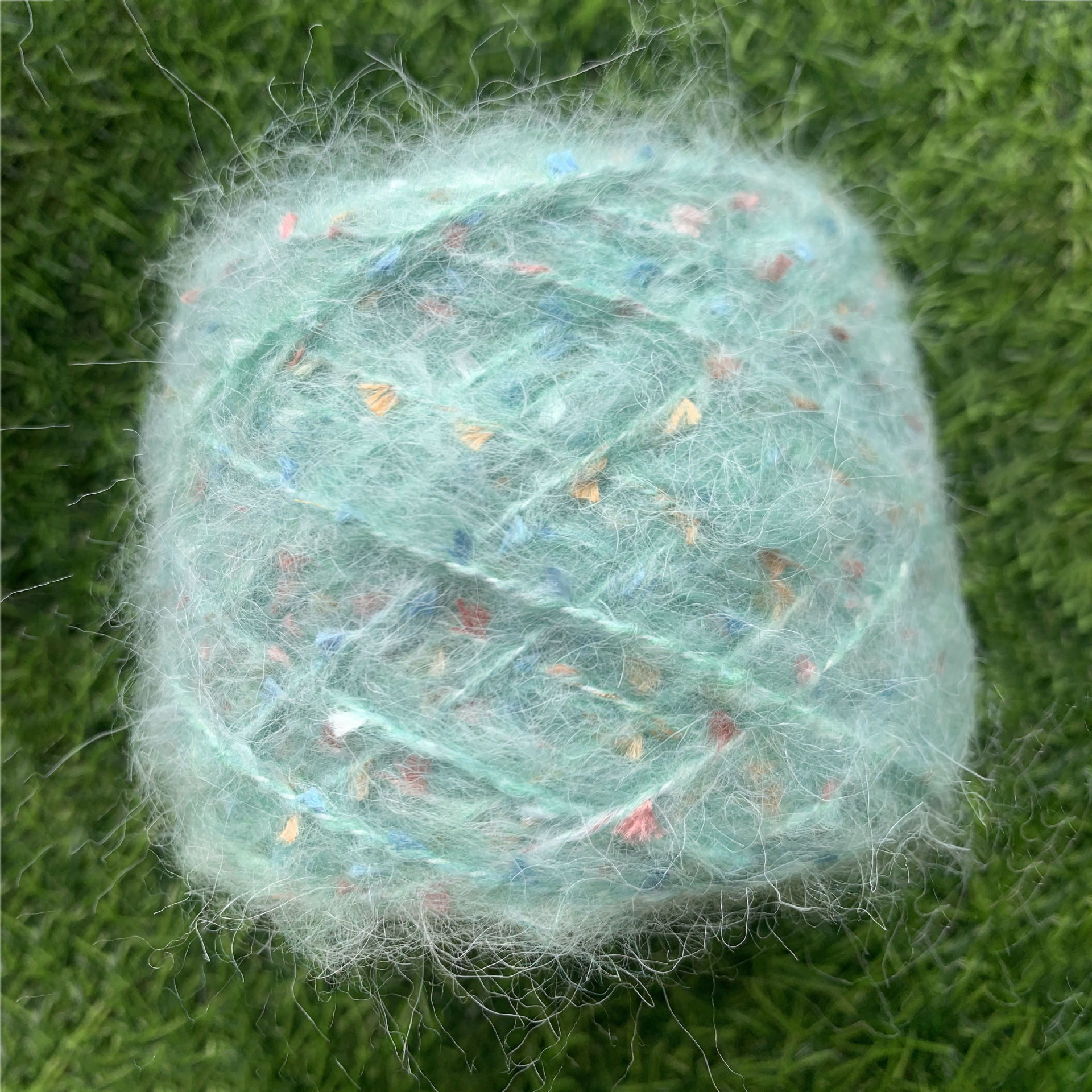 Venta al por mayor de mohair hilo de lentejuelas medio grueso colorido hecho a mano diy ganchillo piel suave suéter bola de lana paquete de material