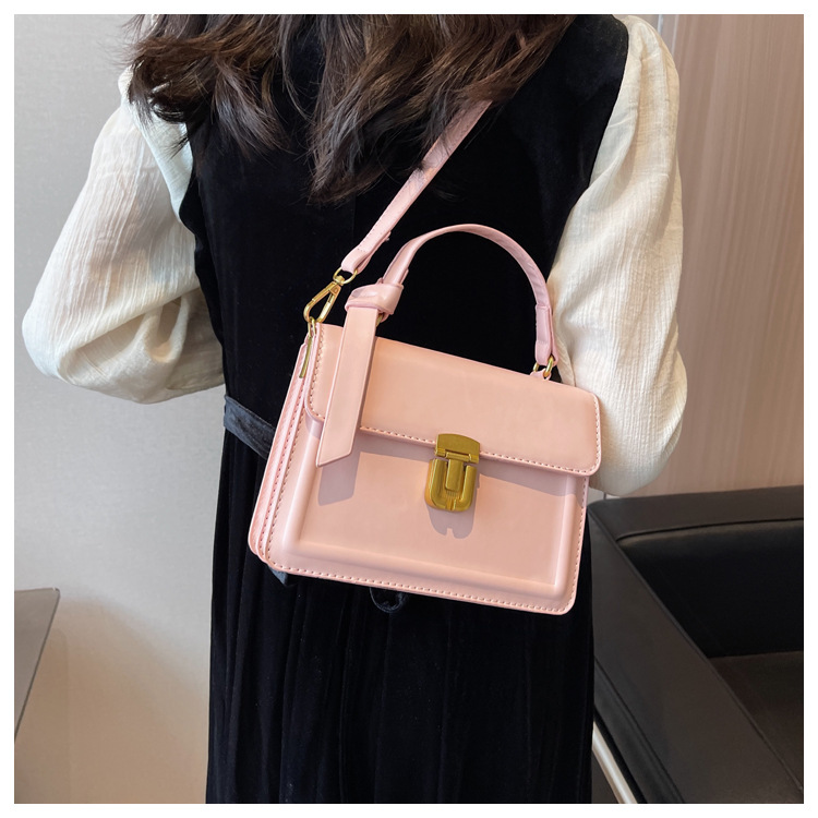 Women's Medium Pu Leather Solid Color Classic Style Lock Clasp Handbag display picture 11