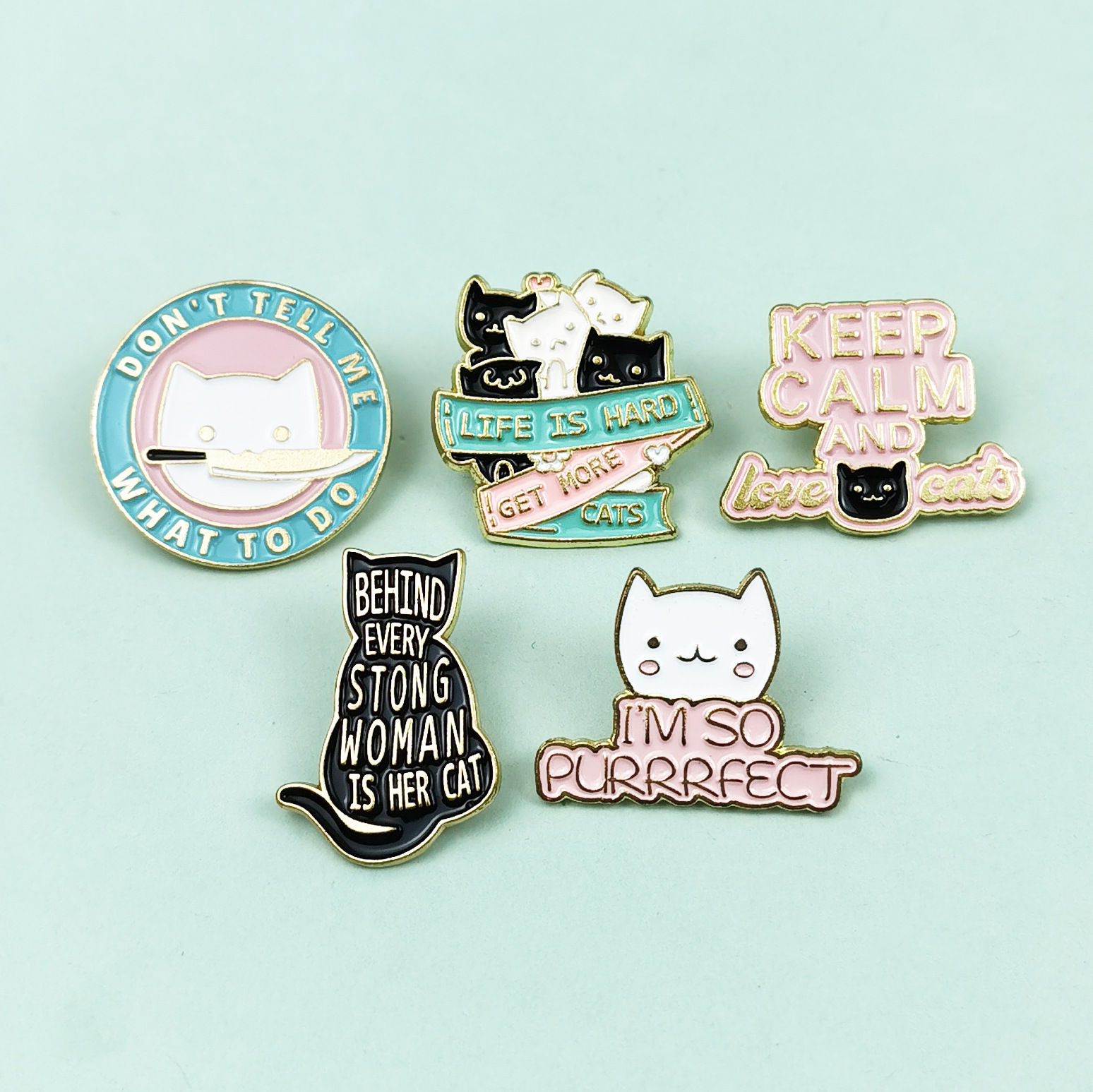 Broche de gatito de dibujos animados transfronterizo, accesorios personalizados con letras en inglés, pines decorativos para tops y mochilas.