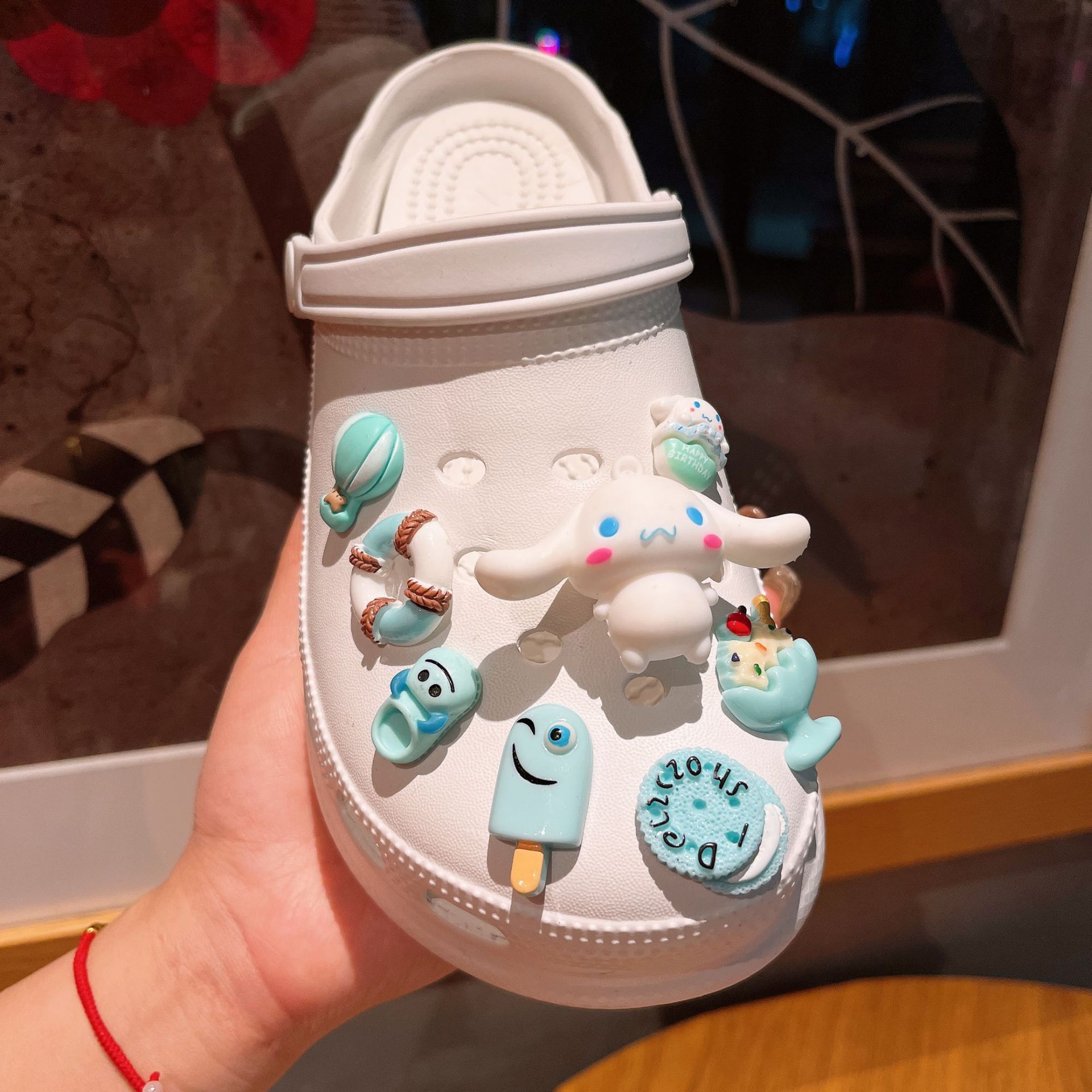 Diy nuevo agujero zapatos vibración luz intermitente LED zapato flor niños de dibujos animados decorativos Sanrio zapato tridimensional hebilla CRO lote