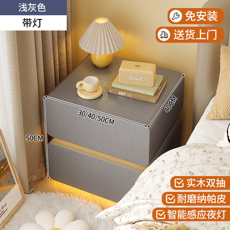 Mesita de noche suspendida, estilo crema, madera maciza con luz, dormitorio doméstico minimalista, sentido de alta gama, armario de almacenamiento junto a la cama, simple y moderno