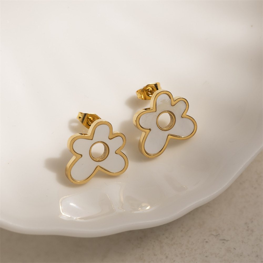 Taena Pendientes de acero inoxidable europeos y americanos Pendientes de concha en forma de flor de alta calidad simples Pendientes de acero de titanio para mujer al por mayor