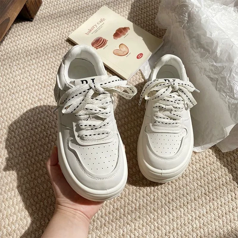 2024 новая обувь для папы с толстой подошвой, высокая доска, женская кексы, маленькая маленькая классическая белая обувь, мягкая подошва, женская обувь