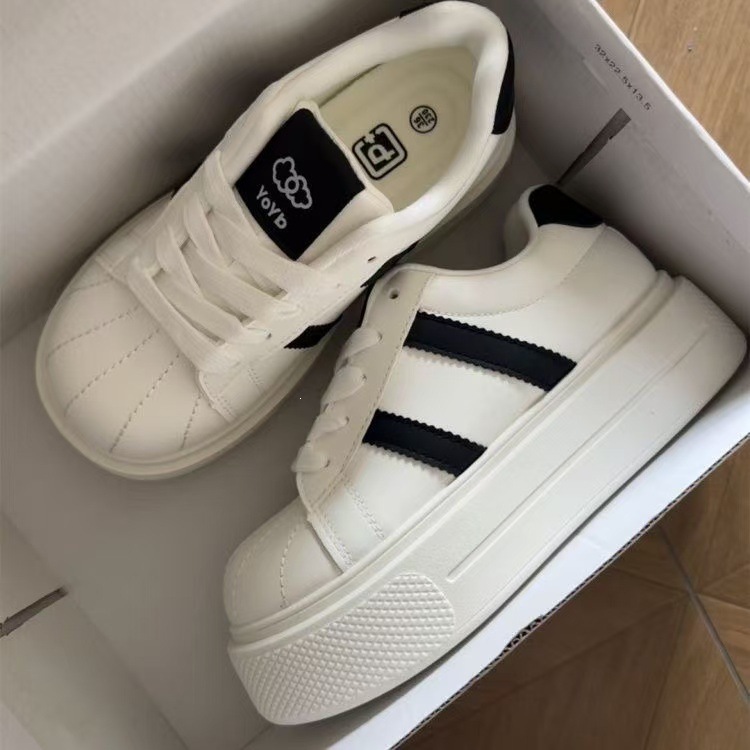 Nuevos zapatos de skate de primavera para mujeres con suela gruesa aumentando la altura de los zapatos blancos de nicho coreanos para estudiantes casuales de bajo nivel image 3