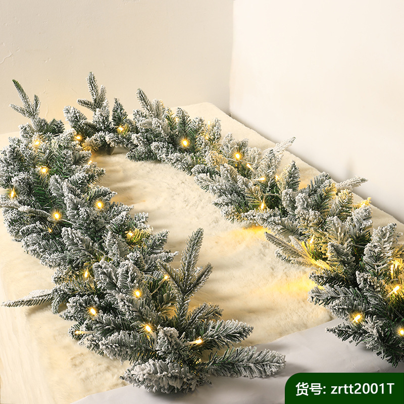 クリスマスの植毛は雪の松の枝をくっつけて装飾品の藤の条を持ってホテルのショーウインドーの扉を飾って壁面の学校のレストランを掛けます。|undefined