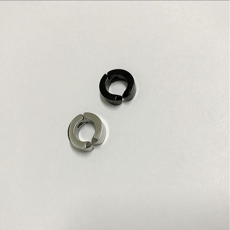 16G labret stud size and finish detail