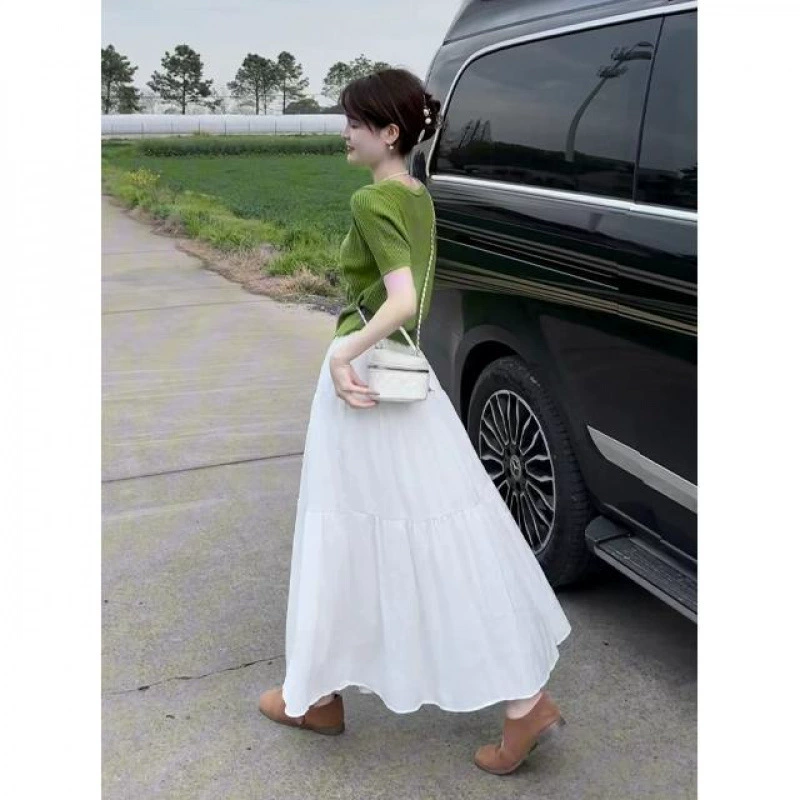 Летний наряд в корейском стиле, полный комплект из зеленой футболки с короткими рукавами во французском стиле и белой юбки, костюм-двойка.