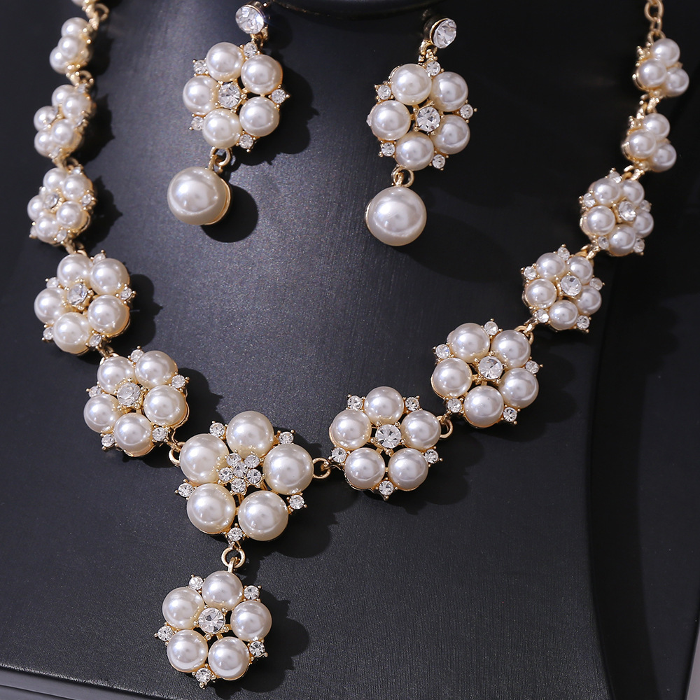Elegante Flor Aleación Embutido Perlas Artificiales Diamantes De Imitación Aretes Collar display picture 5