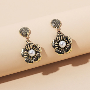 Retro Golden Face Alloy Earrings Wholesale display picture 1