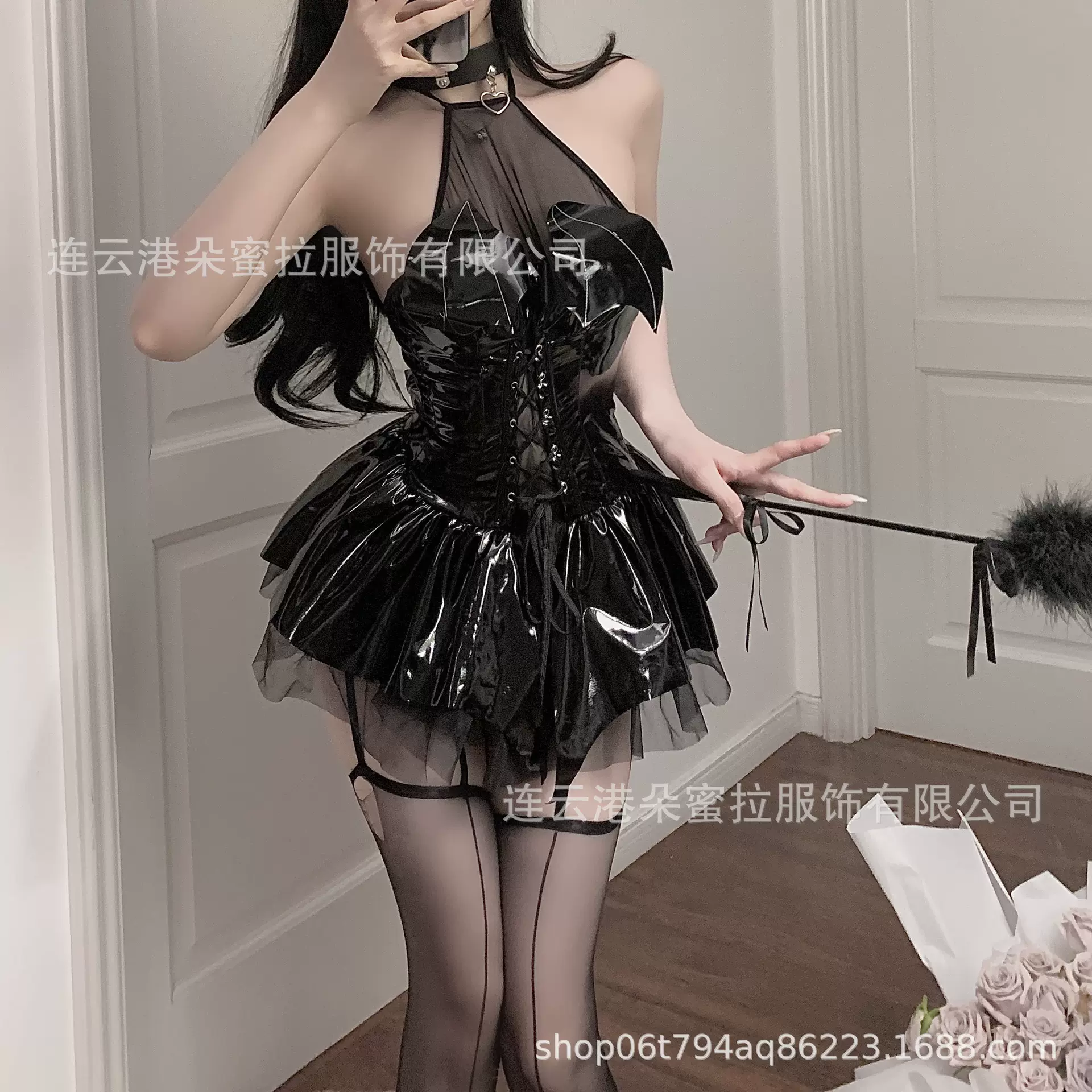 朵蜜拉新款情趣内衣亮面PU挂脖绑带蝙蝠小恶魔透视短裙套装F301