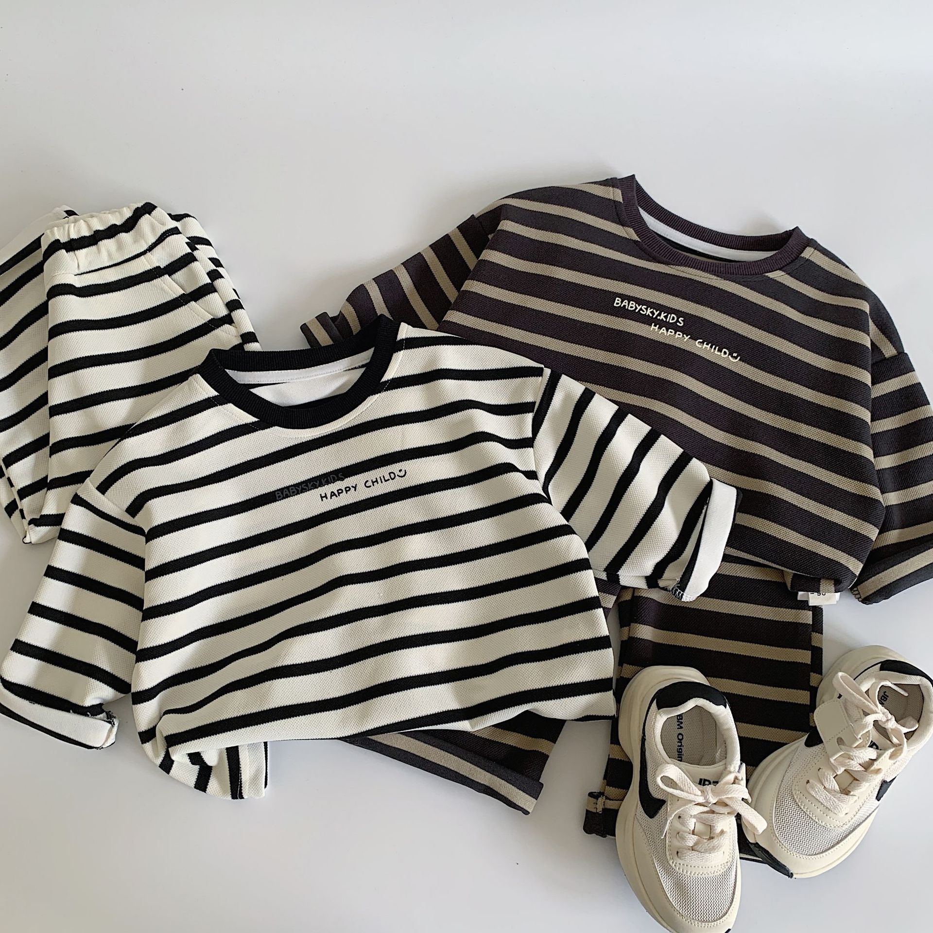 Mei Bao conjunto infantil 2025 primavera y otoño nuevo bebé hombre de moda pantalones de mangas largas para niños con rayas de dos piezas