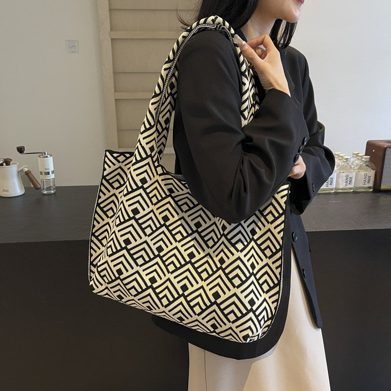 Simple and large-capacity single-shoulder bag, fashionable striped bucket bag for students going out, tote bag for commuting to work, batch undefined