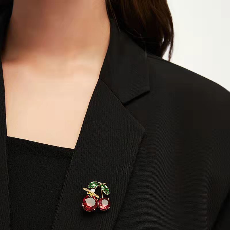 New Red Cherry Pearl Bee Brooches for Women Fashion Luxury Jewelry Shawl Buckle Banquet Party Dress Corsage Pin Clothing Accessories Brooch Pins