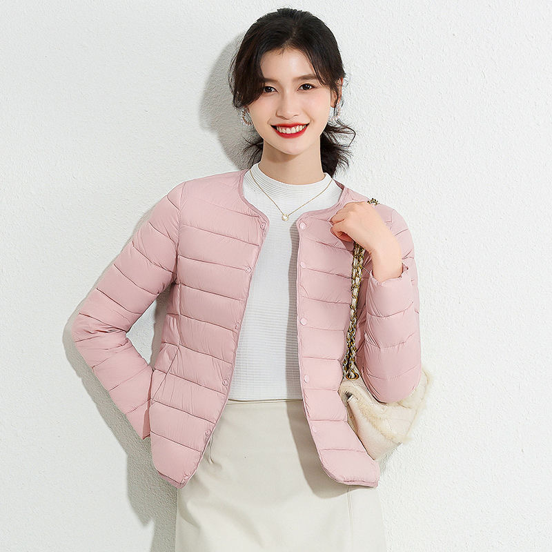 新型の薄い羽毛の綿服の女性の中に短いタイプの小さい綿入れの上着の中の大胆な丸首の保温服を着ます。|undefined
