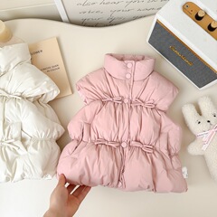 塩辛いライムの女の子の馬甲の冬の服の新型の洋気の女の子の外は厚い綿の服のベストのコートの子供の保温服を着ます。