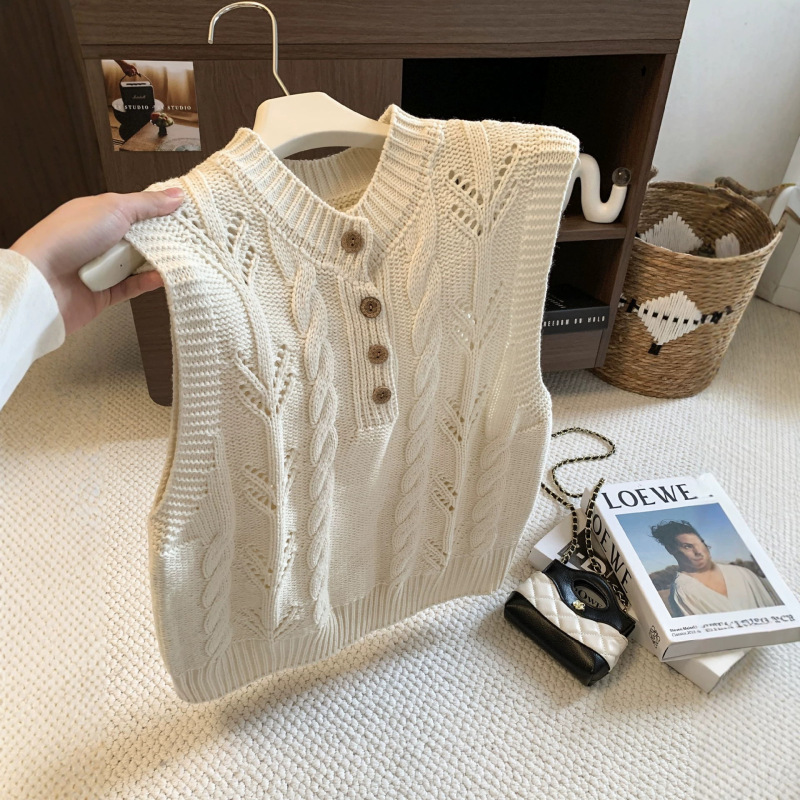 Half-buttoned, openwork, twisted-knit sweater vest for women, 2026 autumn/winter collection, loose-fitting, layered, and worn as an outer garment Half-buttoned, openwork, twisted-knit sweater vest for women, 2026 autumn/winter collection, loose-fitting, layered, and worn as an outer garment