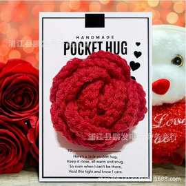 跨境新品Crocheted Heart Pocket Hug玫瑰花手工钩织抱卡礼物