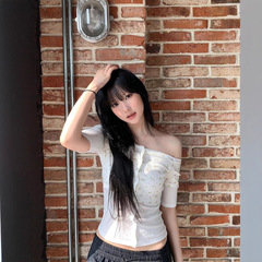 女性のためのワンショルダーフェイクツーピーススプライシング花柄半袖Tシャツ、夏のホットガールのためのユニークなデザイン、スリムで美しいトップ