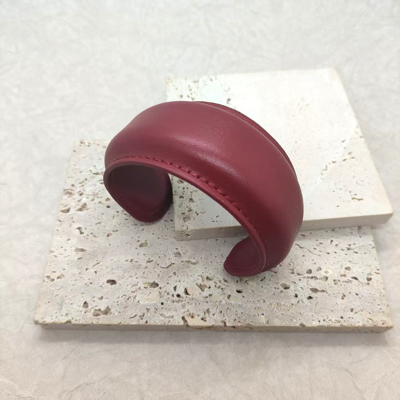 革の極めてシンプルなオープンブレスレット