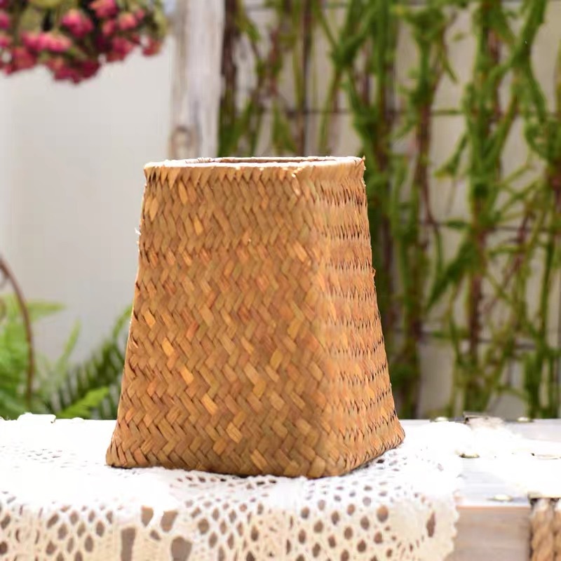 Cesta de flores de paja tejida a mano de algas marinas no tejida de caña decoración de mesa acabado lápiz jarro europeo