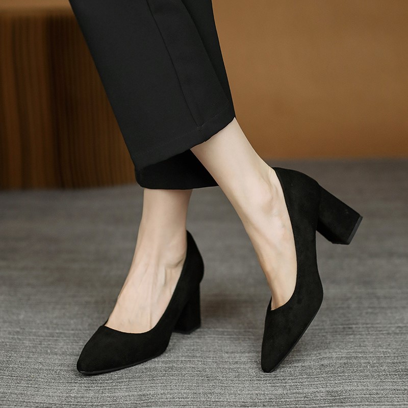 2026 primavera y verano nuevo color sólido tacones gruesos punta de moda zapatos de mujer temperamento de trabajo zapatos de tacones altos zapatos de moda