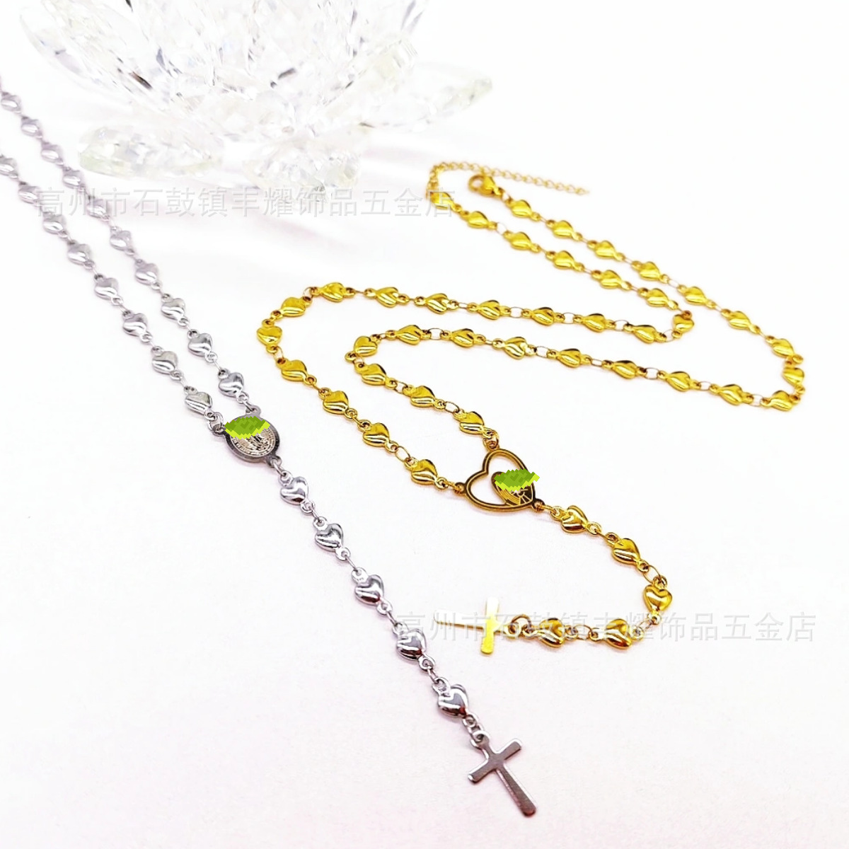 (All-over heart-shaped necklace) A stainless steel cross pendant with an export engraving design