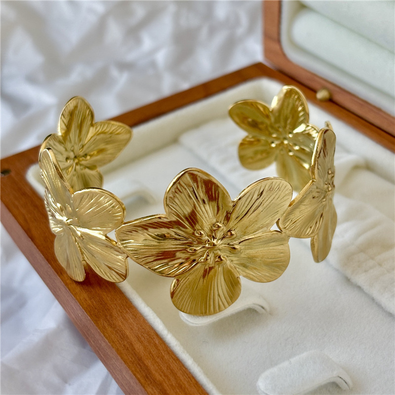 Pulsera de flores de superficie ancha con personalidad nueva transfronteriza europea y americana, fría y de alta gama, joyería de mano ajustable geométrica al por mayor