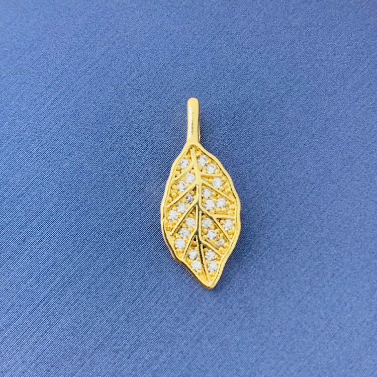 百種類のペンダントは心のままにファッションの経典を配合します。カップルの美しいペンダントは親友のアクセサリーを送ります。