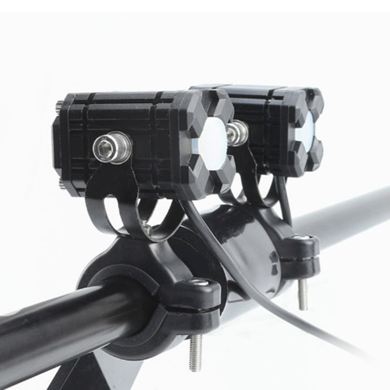 Motocicleta luz alta y baja LED spotlight vehículo eléctrico LED explosión flash doble lente exterior atmósfera lámpara de niebla láser cañón de acero pequeño