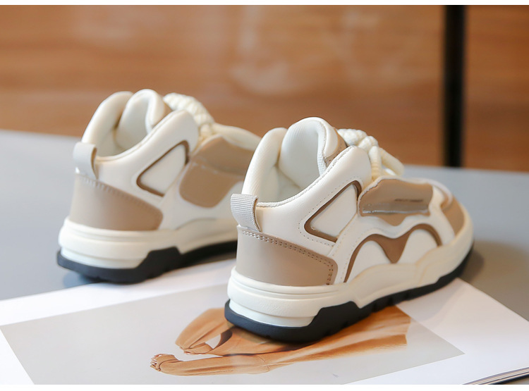 Ragazze, sport, autunno 2023, nuovo pane fritto per bambini di strada, ragazzi con dopamina, tavola alta_voghion.com
