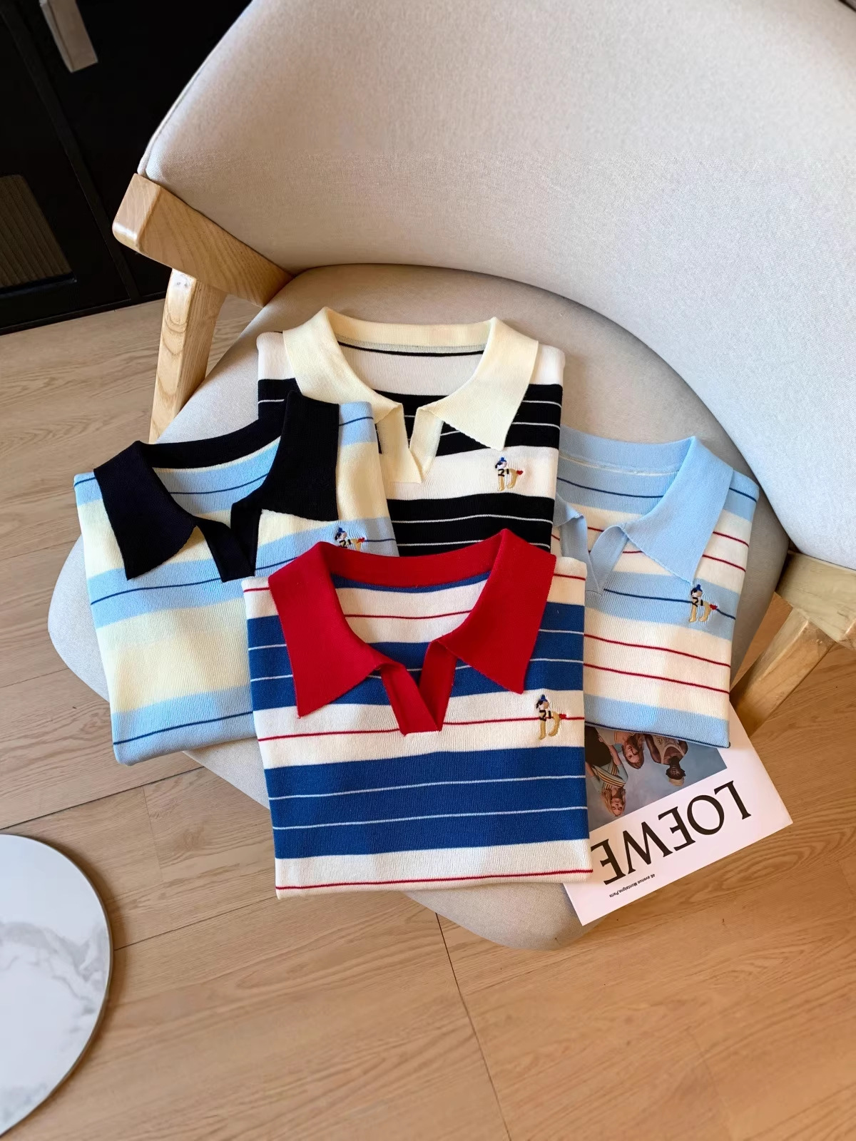 Áo thun nữ cổ polo sọc kẻ tay lỡ phong cách thể thao — Vàng cổ áo